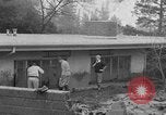 Standbild Männer außerhalb der Häuser Sierra Madre California USA, 1954, aus Sekunde 10 historischem Filmmaterial Videoclip 65675052625