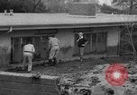 Standbild Männer außerhalb der Häuser Sierra Madre California USA, 1954, aus Sekunde 11 historischem Filmmaterial Videoclip 65675052625