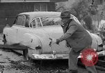 Standbild Männer außerhalb der Häuser Sierra Madre California USA, 1954, aus Sekunde 22 historischem Filmmaterial Videoclip 65675052625