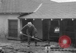 Standbild Männer außerhalb der Häuser Sierra Madre California USA, 1954, aus Sekunde 33 historischem Filmmaterial Videoclip 65675052625