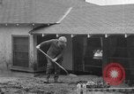 Standbild Männer außerhalb der Häuser Sierra Madre California USA, 1954, aus Sekunde 34 historischem Filmmaterial Videoclip 65675052625