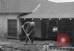 Standbild Männer außerhalb der Häuser Sierra Madre California USA, 1954, aus Sekunde 35 historischem Filmmaterial Videoclip 65675052625