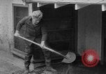 Standbild Männer außerhalb der Häuser Sierra Madre California USA, 1954, aus Sekunde 36 historischem Filmmaterial Videoclip 65675052625