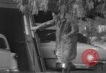 Standbild Männer außerhalb der Häuser Sierra Madre California USA, 1954, aus Sekunde 40 historischem Filmmaterial Videoclip 65675052625