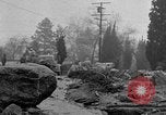 Standbild Männer außerhalb der Häuser Sierra Madre California USA, 1954, aus Sekunde 45 historischem Filmmaterial Videoclip 65675052625