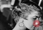 Standbild Friseure Lissabon Portugal, 1954, aus Sekunde 26 historischem Filmmaterial Videoclip 65675052627