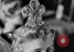 Standbild Friseure Lissabon Portugal, 1954, aus Sekunde 51 historischem Filmmaterial Videoclip 65675052627