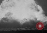 Standbild Dritte atomare Explosion von Großbritannien Australien, 1954, aus Sekunde 47 historischem Filmmaterial Videoclip 65675052629