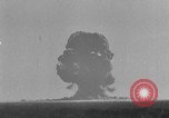 Standbild Dritte atomare Explosion von Großbritannien Australien, 1954, aus Sekunde 52 historischem Filmmaterial Videoclip 65675052629