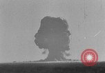 Standbild Dritte atomare Explosion von Großbritannien Australien, 1954, aus Sekunde 53 historischem Filmmaterial Videoclip 65675052629