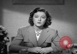 Standbild Myrna Loy mit Polio Opfer Washington DC USA, 1944, aus Sekunde 10 historischem Filmmaterial Videoclip 65675052630