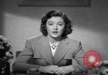 Standbild Myrna Loy mit Polio Opfer Washington DC USA, 1944, aus Sekunde 15 historischem Filmmaterial Videoclip 65675052630