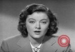 Standbild Myrna Loy mit Polio Opfer Washington DC USA, 1944, aus Sekunde 18 historischem Filmmaterial Videoclip 65675052630