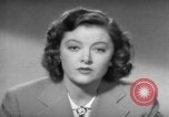 Standbild Myrna Loy mit Polio Opfer Washington DC USA, 1944, aus Sekunde 19 historischem Filmmaterial Videoclip 65675052630