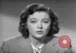 Standbild Myrna Loy mit Polio Opfer Washington DC USA, 1944, aus Sekunde 21 historischem Filmmaterial Videoclip 65675052630