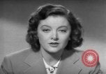 Standbild Myrna Loy mit Polio Opfer Washington DC USA, 1944, aus Sekunde 22 historischem Filmmaterial Videoclip 65675052630