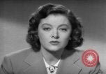 Standbild Myrna Loy mit Polio Opfer Washington DC USA, 1944, aus Sekunde 24 historischem Filmmaterial Videoclip 65675052630