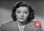 Standbild Myrna Loy mit Polio Opfer Washington DC USA, 1944, aus Sekunde 25 historischem Filmmaterial Videoclip 65675052630