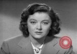 Standbild Myrna Loy mit Polio Opfer Washington DC USA, 1944, aus Sekunde 26 historischem Filmmaterial Videoclip 65675052630