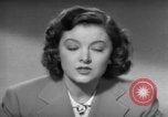 Standbild Myrna Loy mit Polio Opfer Washington DC USA, 1944, aus Sekunde 27 historischem Filmmaterial Videoclip 65675052630