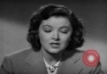 Standbild Myrna Loy mit Polio Opfer Washington DC USA, 1944, aus Sekunde 31 historischem Filmmaterial Videoclip 65675052630