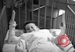 Standbild Myrna Loy mit Polio Opfer Washington DC USA, 1944, aus Sekunde 39 historischem Filmmaterial Videoclip 65675052630