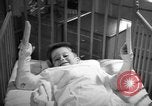Standbild Myrna Loy mit Polio Opfer Washington DC USA, 1944, aus Sekunde 40 historischem Filmmaterial Videoclip 65675052630