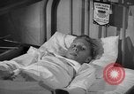 Standbild Myrna Loy mit Polio Opfer Washington DC USA, 1944, aus Sekunde 51 historischem Filmmaterial Videoclip 65675052630