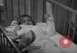 Standbild Myrna Loy mit Polio Opfer Washington DC USA, 1944, aus Sekunde 61 historischem Filmmaterial Videoclip 65675052630