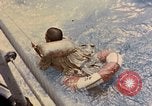 Standbild US Submarine rettet japanischen Überlebenden auf See Pazifik, 1945, aus Sekunde 4 historischem Filmmaterial Videoclip 65675052639