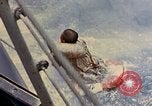 Standbild US Submarine rettet japanischen Überlebenden auf See Pazifik, 1945, aus Sekunde 5 historischem Filmmaterial Videoclip 65675052639