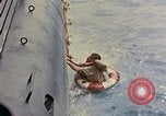 Standbild US Submarine rettet japanischen Überlebenden auf See Pazifik, 1945, aus Sekunde 8 historischem Filmmaterial Videoclip 65675052639