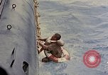 Standbild US Submarine rettet japanischen Überlebenden auf See Pazifik, 1945, aus Sekunde 9 historischem Filmmaterial Videoclip 65675052639