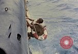 Standbild US Submarine rettet japanischen Überlebenden auf See Pazifik, 1945, aus Sekunde 11 historischem Filmmaterial Videoclip 65675052639