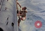 Standbild US Submarine rettet japanischen Überlebenden auf See Pazifik, 1945, aus Sekunde 13 historischem Filmmaterial Videoclip 65675052639