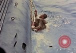 Standbild US Submarine rettet japanischen Überlebenden auf See Pazifik, 1945, aus Sekunde 14 historischem Filmmaterial Videoclip 65675052639