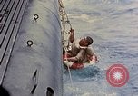Standbild US Submarine rettet japanischen Überlebenden auf See Pazifik, 1945, aus Sekunde 15 historischem Filmmaterial Videoclip 65675052639