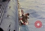 Standbild US Submarine rettet japanischen Überlebenden auf See Pazifik, 1945, aus Sekunde 16 historischem Filmmaterial Videoclip 65675052639