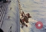 Standbild US Submarine rettet japanischen Überlebenden auf See Pazifik, 1945, aus Sekunde 17 historischem Filmmaterial Videoclip 65675052639