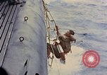 Standbild US Submarine rettet japanischen Überlebenden auf See Pazifik, 1945, aus Sekunde 18 historischem Filmmaterial Videoclip 65675052639