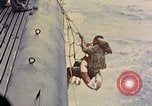 Standbild US Submarine rettet japanischen Überlebenden auf See Pazifik, 1945, aus Sekunde 20 historischem Filmmaterial Videoclip 65675052639