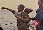 Standbild US Submarine rettet japanischen Überlebenden auf See Pazifik, 1945, aus Sekunde 21 historischem Filmmaterial Videoclip 65675052639