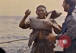 Standbild US Submarine rettet japanischen Überlebenden auf See Pazifik, 1945, aus Sekunde 22 historischem Filmmaterial Videoclip 65675052639