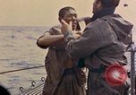 Standbild US Submarine rettet japanischen Überlebenden auf See Pazifik, 1945, aus Sekunde 23 historischem Filmmaterial Videoclip 65675052639