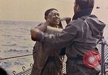 Standbild US Submarine rettet japanischen Überlebenden auf See Pazifik, 1945, aus Sekunde 24 historischem Filmmaterial Videoclip 65675052639
