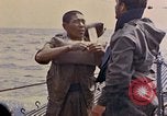 Standbild US Submarine rettet japanischen Überlebenden auf See Pazifik, 1945, aus Sekunde 25 historischem Filmmaterial Videoclip 65675052639