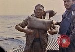 Standbild US Submarine rettet japanischen Überlebenden auf See Pazifik, 1945, aus Sekunde 28 historischem Filmmaterial Videoclip 65675052639