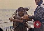 Standbild US Submarine rettet japanischen Überlebenden auf See Pazifik, 1945, aus Sekunde 30 historischem Filmmaterial Videoclip 65675052639
