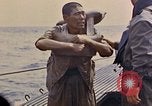 Standbild US Submarine rettet japanischen Überlebenden auf See Pazifik, 1945, aus Sekunde 31 historischem Filmmaterial Videoclip 65675052639