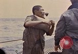 Standbild US Submarine rettet japanischen Überlebenden auf See Pazifik, 1945, aus Sekunde 32 historischem Filmmaterial Videoclip 65675052639